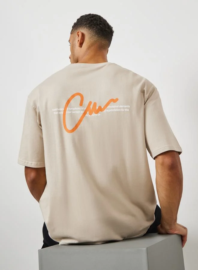 ستايلي تيشيرت تيري بطبعة كبيرة أمامية وخلفية